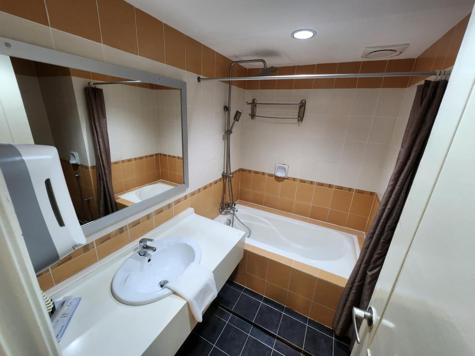 The Grand Puteri Hotel Куала Теренгану Екстериор снимка